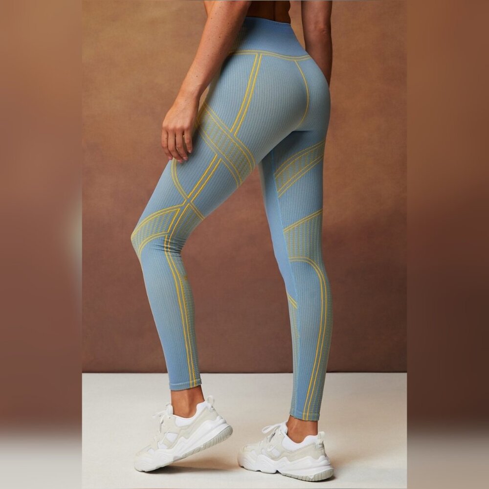 Fabletics Seamless High-Waisted Compressive Legging – Size M - Picture 3 of 7